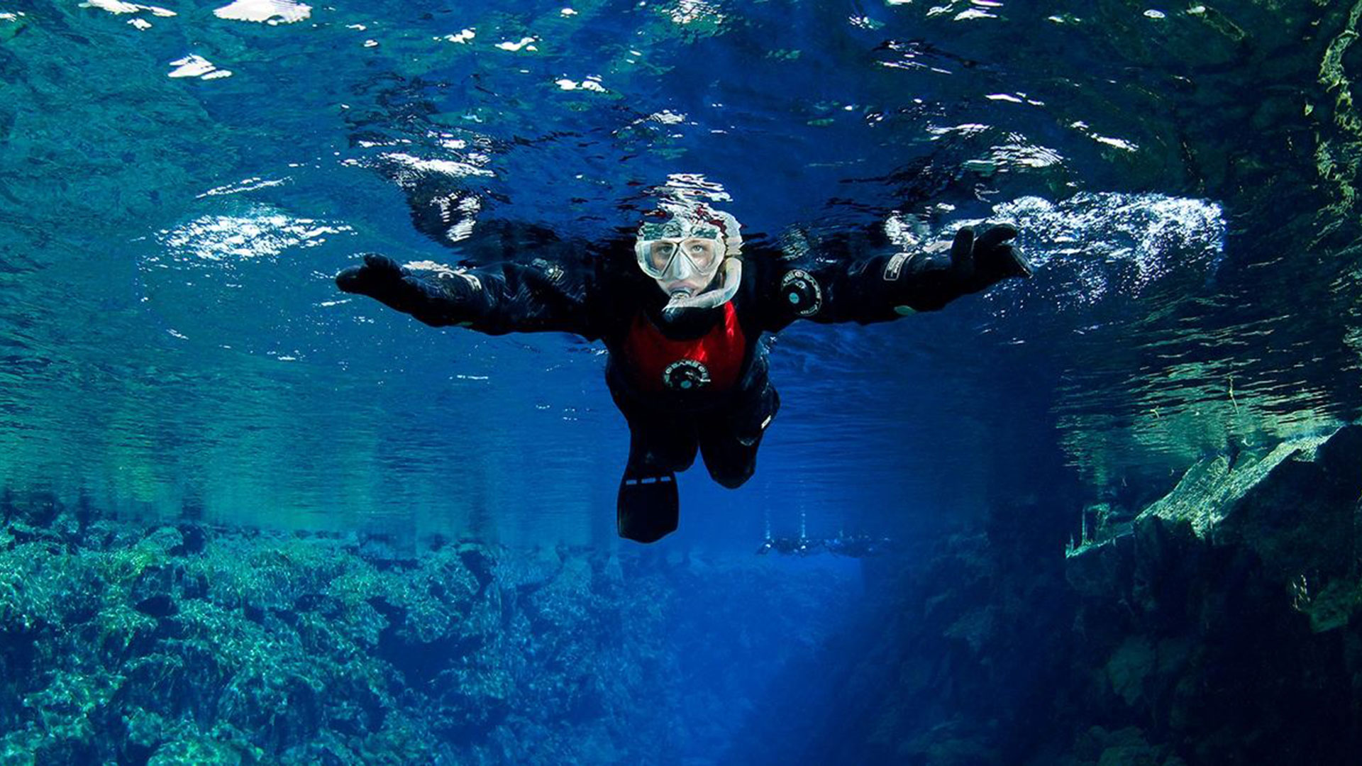 Iceland-women-snorkeling-tectonic-plates