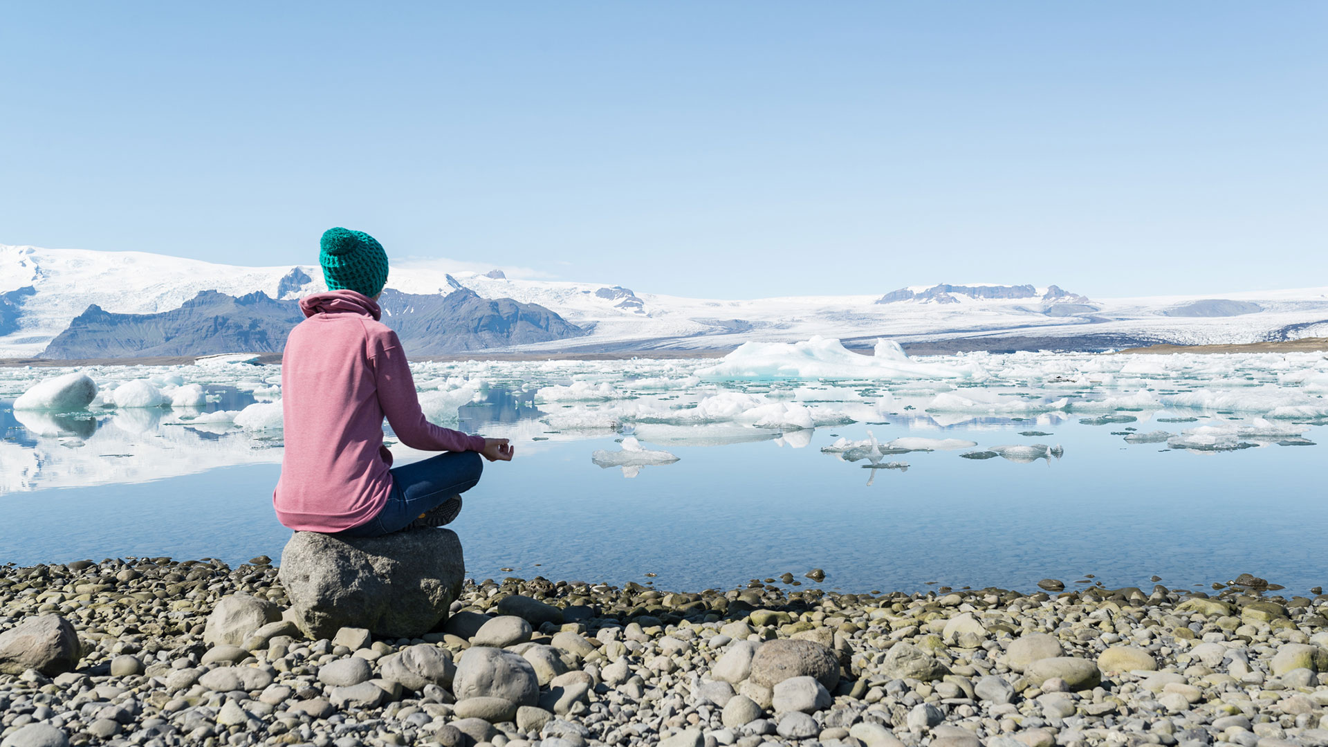 Iceland-womens-mindfullness-surreal-yoga-experience